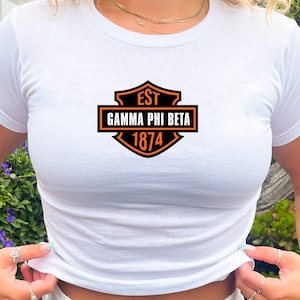 Gamma Phi Beta Motorrad inspiriert Crop Top | GHi Sorority Baby T-Shirt | Gamma Phi Vintage inspiriert 2000er Jahre Schwesternschaft T-Shirt | Großes kleines Geschenk
