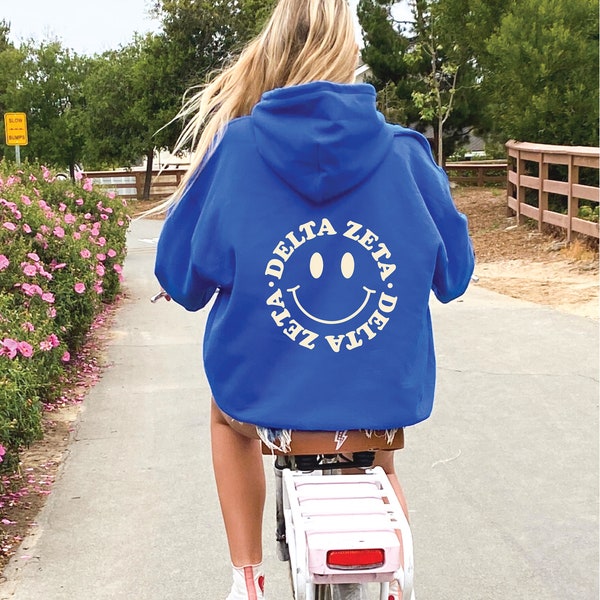 Delta Zeta Smiley Vrouwenclub Sweatshirt | Trendy Dee Zee aangepaste vrouwenclub hoodie | Verkrijgbaar in bruin zwart groen blauw en roze