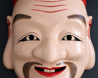 Antiek Japans Noh-theatermasker met de afbeelding van Okuninushi, handgesneden in hout. Meiji-periode (1886-1912).