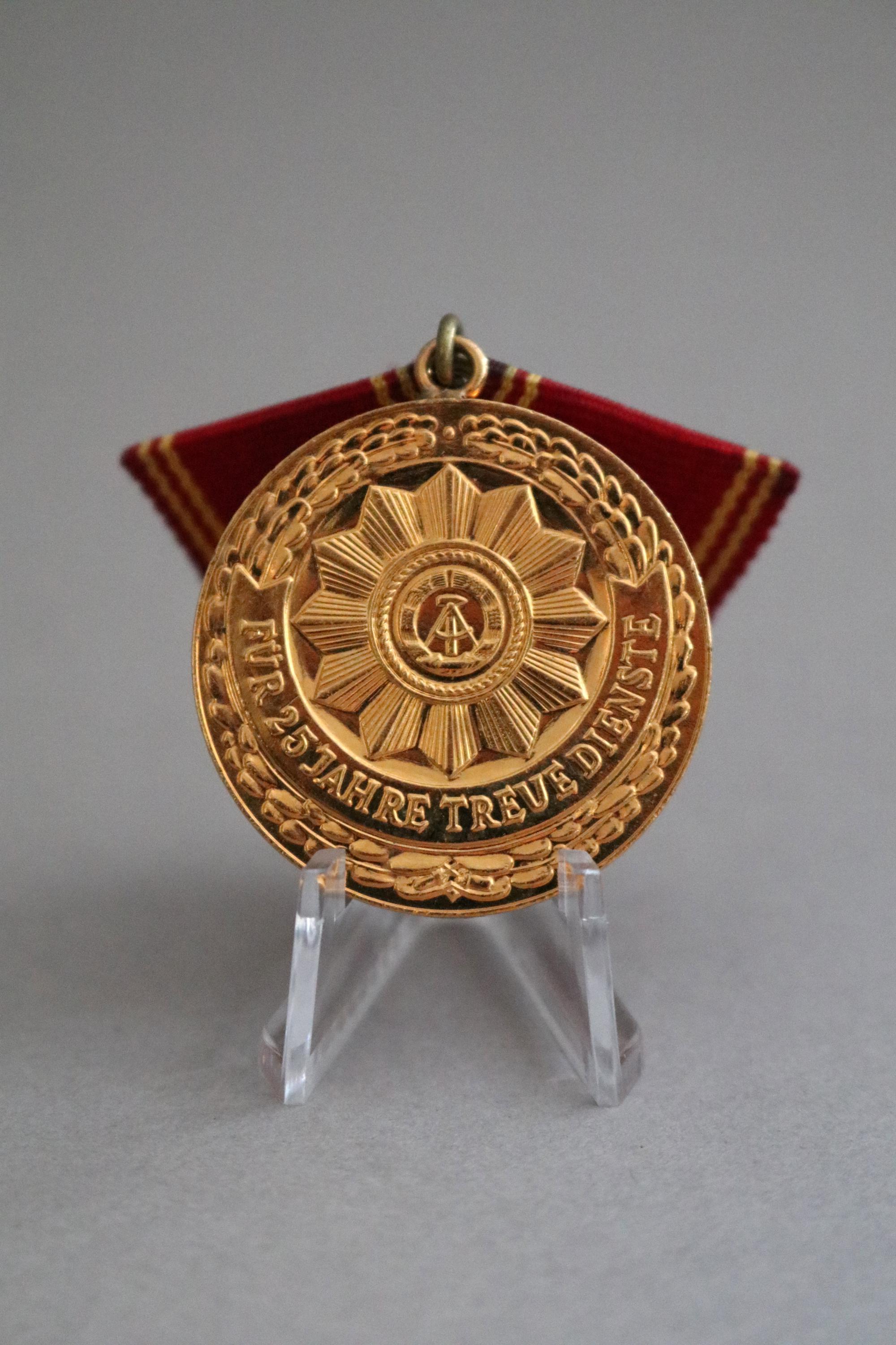 東ドイツ時代（1949-1990）のドイツにおける25年間の軍事任務に対する