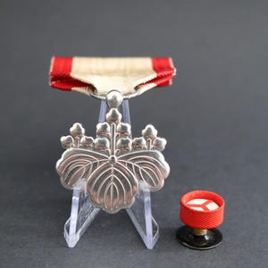 Japanese Medal Order of the Rising Sun 8th Category + Buttonhole Pin (Pure Silver) World War I