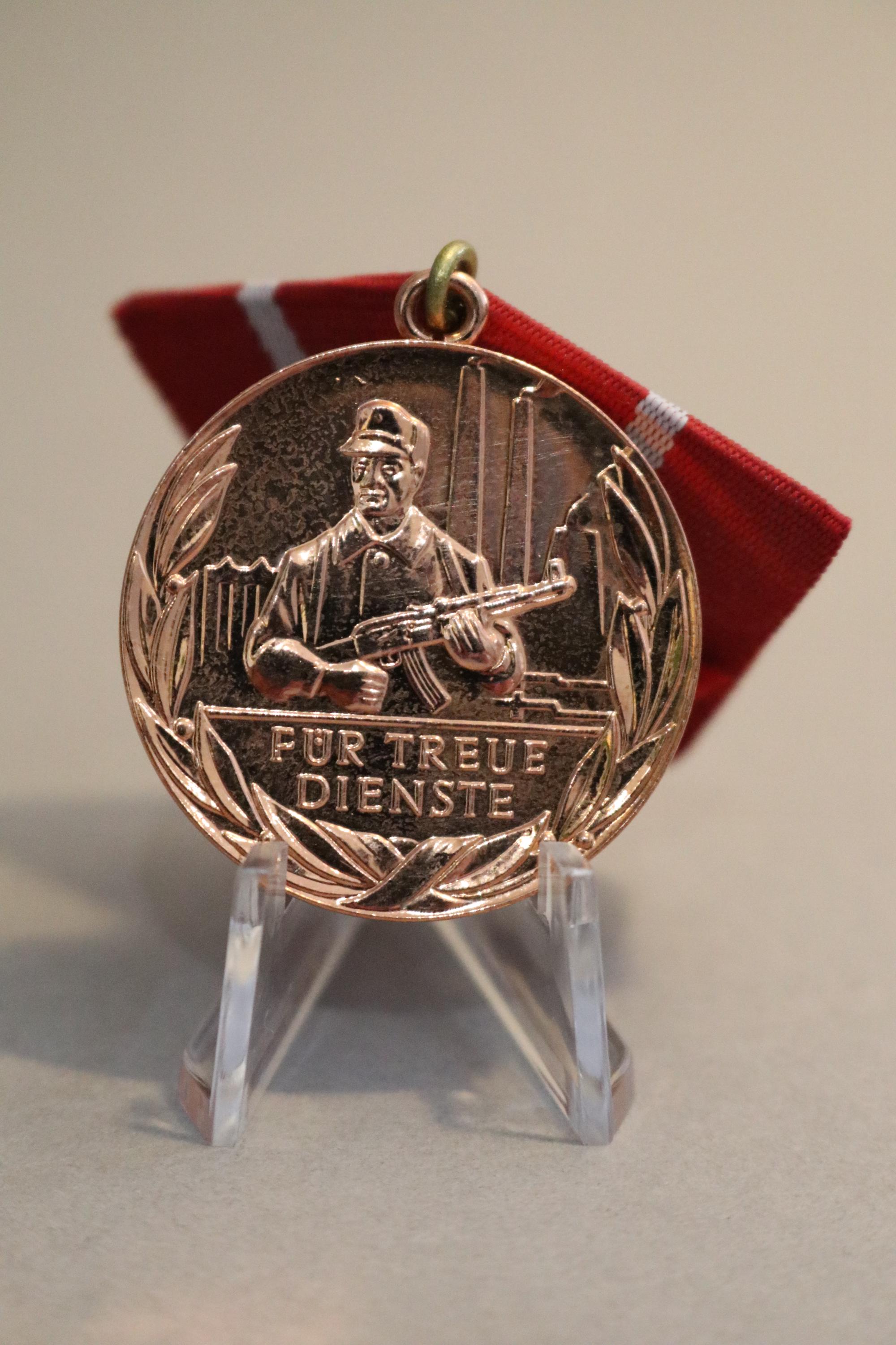 ドイツ帝国 三連勲章 Amazon.co.jp: ドイツ ドイツ軍 ドイツ帝国 鉄十字 勲章 1914年版