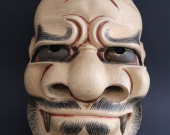 Antiek Japans Noh-theatermasker met een afbeelding van Kibabeshimi (Tengu), handgesneden in hout. Meiji-periode (1886-1912). Japan.