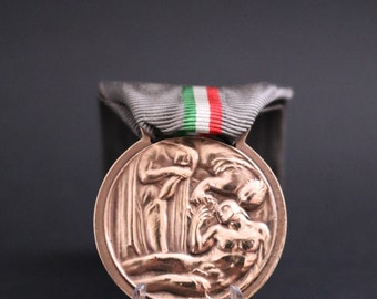 Italian Medal awarded to the Mothers of the Fallen in combat. Second World War 1939-1945.