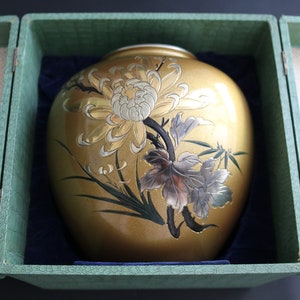 Japanese vase made of bronze with yellow patina and engraved flowers - Unique, antique and handmade vase in Japan. XX