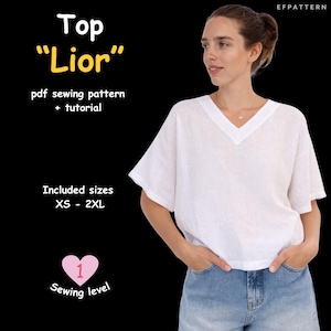 Puede incluir: Una camiseta blanca con cuello en V y mangas cortas. La imagen incluye el texto "Top Lior", "patrón de costura pdf + tutorial", "Tallas incluidas XS - 2XL" y "Nivel de costura 1". La camiseta se usa con pantalones cortos vaqueros azules.