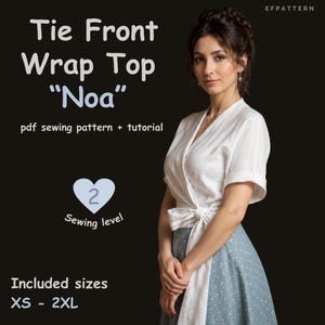 Puede incluir: Una blusa blanca cruzada con lazo frontal y mangas cortas, presentada en un patrón de costura PDF titulado Tie Front Wrap Top Noa. El texto incluye el nivel de costura 2 y tallas de XS a 2XL. Se lleva con una falda azul con estampado de lunares.