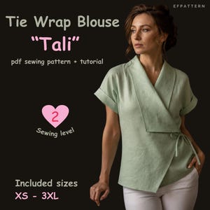 Op de afbeelding: Een lichtgroene wikkelblouse met korte mouwen en een omgeslagen kraag. De tekst op de afbeelding luidt: Tie Wrap Blouse Tali, pdf sewing pattern + tutorial, 2 Sewing level, Included sizes XS - 3XL, EFPATTERN. De blouse heeft een striksluiting aan de zijkant.