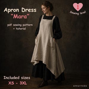 Puede incluir: Una mujer modela un vestido con delantal beige sobre un vestido negro. El vestido con delantal tiene bolsillos y un dobladillo asimétrico. La imagen incluye texto: "Apron Dress Mara", "pdf sewing pattern + tutorial", "Included sizes XS - 3XL" y "Sewing level 1".