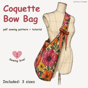 Peut inclure: Illustration d'un sac Coquette Bow Bag à motifs floraux, présenté sur un mannequin. Le sac présente un motif de fleurs rouges, oranges et jaunes avec des feuilles vertes. La bandoulière est nouée avec un nœud rouge. Le texte comprend "Coquette Bow Bag" et "pdf sewing pattern + tutorial."