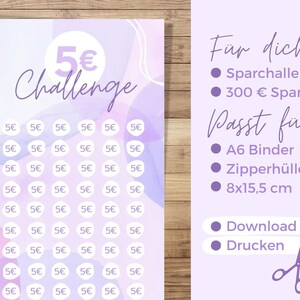 Op de afbeelding: Een printbare 5€ challenge-kaart met een paarse en roze aquarel achtergrond. De kaart heeft 36 vakjes voor 5€ elk. De tekst "5€ Challenge" staat bovenaan de kaart. De tekst "Voor jou" staat aan de rechterkant van de kaart met opsommingstekens voor "Sparchallenge", "300€ Sparziel", "Past voor", "A6-map", "Ritshoes", "8x15,5 cm", "Downloaden", en "Afdrukken".