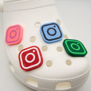 Charm de cocodrilo NFC: Etiqueta para redes sociales impresa en 3D. Toca con el teléfono para compartir perfil, enlaces, información de contacto. Colores personalizados. Accesorio para zapatos.