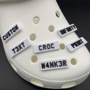 X2 Gepersonaliseerde Reg Plate krokodillenbedel | Aangepaste tekst/naam schoenbedels | Unieke klompaccessoires | Aangepast cadeau voor hem/haar | Gepersonaliseerd