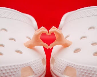 Juego de 2 colgantes para zuecos con forma de manos en forma de corazón, colgantes para zapatos de pareja, regalo romántico, accesorios para zuecos a juego, colgantes impresos en 3D.