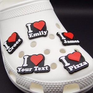 Dos dijes de cocodrilo personalizados con la frase "Te amo" / Dijes de zapatos personalizados / Accesorios para zuecos / Regalo único para él/ella / Decoración de zapatos personalizada con el mensaje "Te amo"