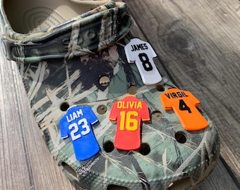 Juego de 2 adornos personalizados para zuecos de fútbol, con nombre y número personalizados, accesorios impresos en 3D.