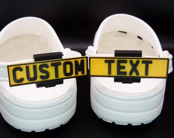 Juego de 2 colgantes personalizados para correas de zuecos con forma de matrícula, accesorios para zapatos con texto personalizado estilo matrícula, placas para zuecos impresas en 3D.