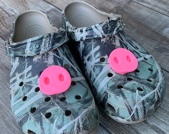 Ciondolo per naso di maiale con muso di maiale (set di 2) per Crocs Esilaranti ciondoli con muso di maiale per il tuo regalo di scarpe stampate in 3D Crocs Idea regalo divertente Distintivo con spilla