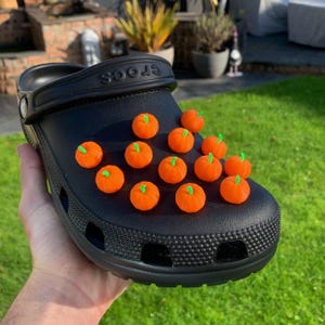 Charms de cocodrilo de calabaza (x2) / Charms para zapatos de Halloween / Accesorios divertidos para zuecos / Decoración novedosa para zapatos / Charms para zapatos de otoño / Regalo de broma para él/ella