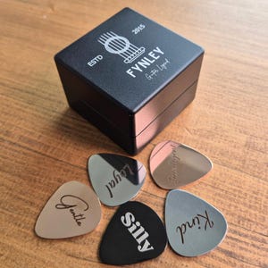 Aangepaste zwarte plectrumdoos met gegraveerde metalen plectrums – gepersonaliseerd cadeau voor gitaristen – unieke accessoires voor muzikant – cool gitaarcadeau