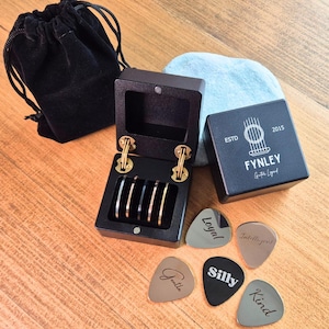 Aangepaste zwarte plectrumdoos met gegraveerde metalen plectrums - perfect cadeau voor gitarist - Gepersonaliseerde accessoires voor muzikant - Coole gitaarcadeaus