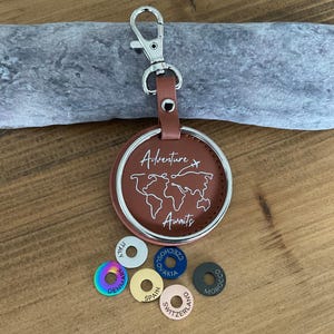 Llavero Explore the World / Llavero con mapa Travel Awaits con anillos coleccionables / Regalo perfecto para quienes buscan viajes
