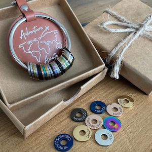 porte-clés carte d'aventure | Porte-clés globe-trotter gravé avec anneaux de localisation + breloques | Cadeau unique pour les amateurs de voyages et les explorateurs