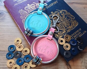 Llavero de viaje de cuero vegano con anillas de países