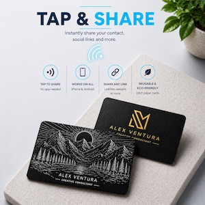 Puede incluir: Dos tarjetas de visita negras con diseños dorados y blancos. Una tarjeta presenta un paisaje montañoso, la otra un logotipo y el texto "ALEX VENTURA CREATIVE CONSULTANT". Las tarjetas están sobre una superficie gris claro con el texto "TAP & SHARE".