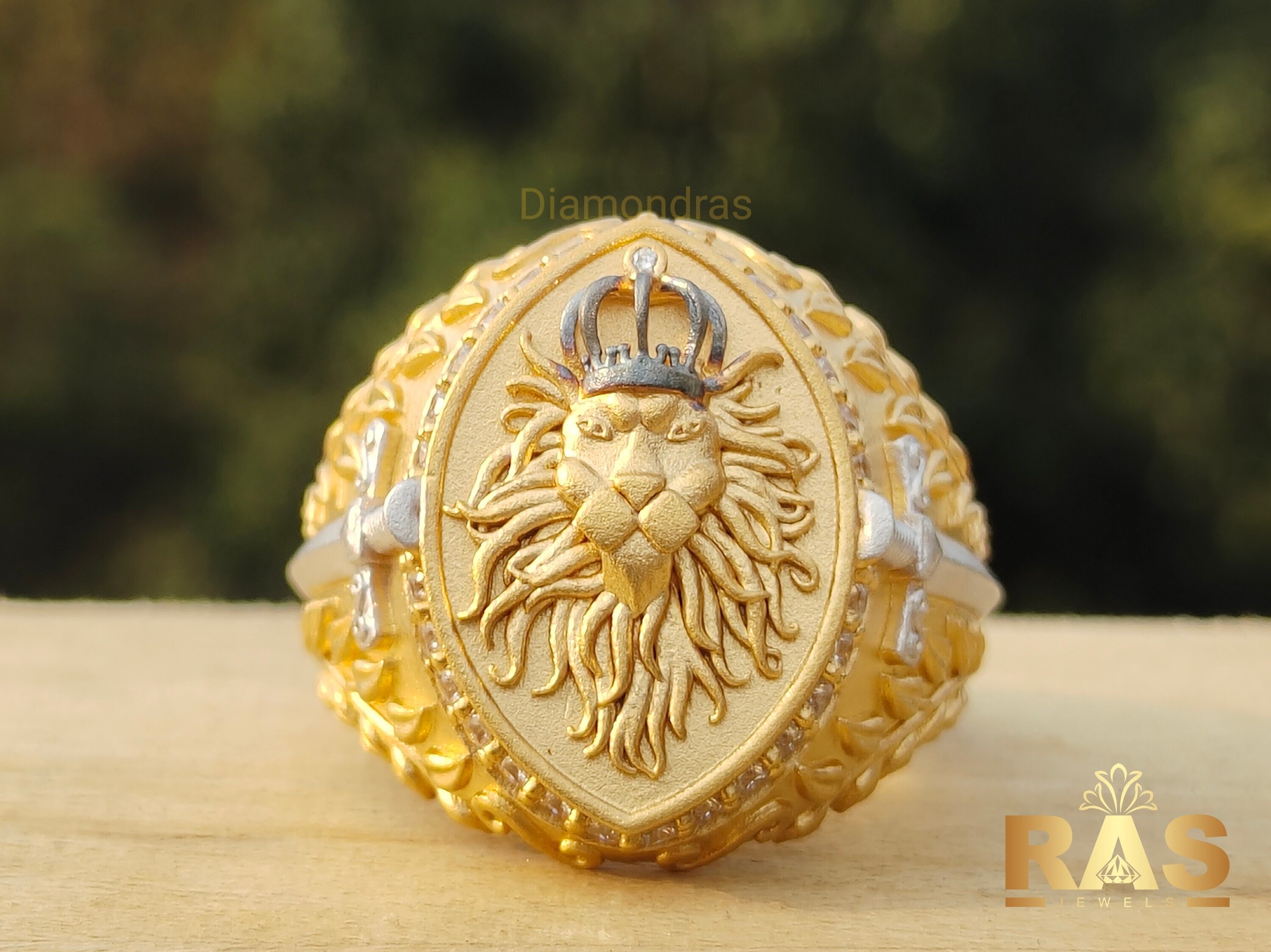 Gold Lion Signet Ring - 14kt 12-10 mm - Hand Engraved Heraldic Lion