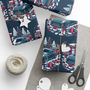 Könnte beinhalten: Dunkelblaues Geschenkpapier mit Illustrationen von Autos, Weihnachtsbäumen und verpackten Geschenken in Rot und Weiß. Die Geschenke sind mit Bindfaden verschnürt und mit weißen sternförmigen Anhängern verziert.