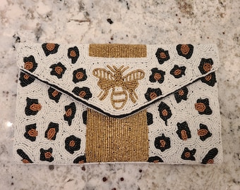 Pochette con perline a forma di ape regina leopardata bianca - Striscia dorata