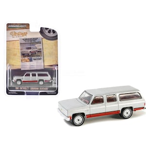 1981 Chevrolet Suburban Collector's Edition Zilver Metallic & Rood - Merk Greenlight Series Vintage AD Cards - Schaal 1/64