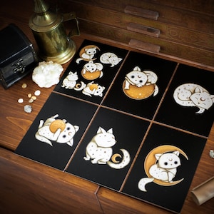 6 pocztówek Moon Cats – zestaw kartek okolicznościowych – magiczne białe księżycowe koty, czarownice koty, pomysł na prezent, przytulna marzycielska sztuka, czarownicze koty, urodziny