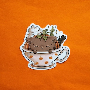 Autocollant 'Cinnamon Spice' - Chat citrouille mignon dans une tasse à café, autocollant en vinyle mat, décoration automne, Halloween, saison effrayante, citrouille