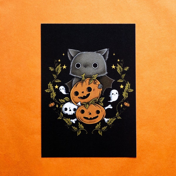 Postkarte Spooky Season Bat – Halloween Grußkarte mit süßer Fledermaus, Kürbis, Geist, Totenkopf und Sternen - Geschenkidee Oktober Herbst
