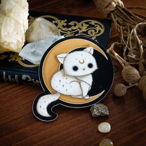 Autocollant 'Moon Cat 01' avec un motif d'un doux chat de lune blanc avec lune et étoiles - autocollant en vinyle mat de haute qualité