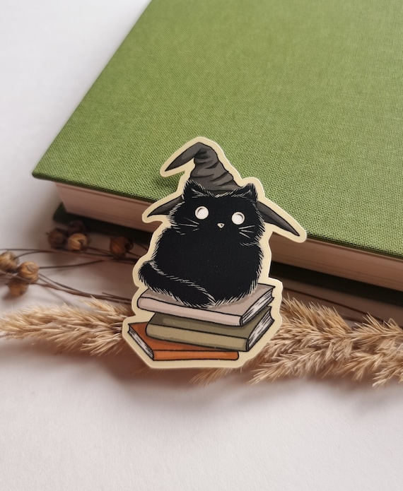 Sticker 'Witchy Cats - Book Cat' Vinyl Sticker mit einer schwarzen Hexenkatze mit Büchern und Hexenhut - Hochwertiger Vinyl Aufkleber matt