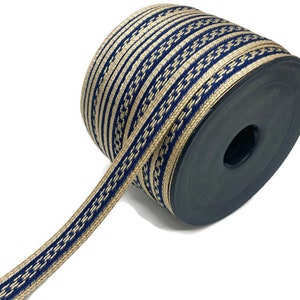 Goudkleurige metallic vlechtafwerking: marineblauw kettingpatroon, boho-etnische stijl