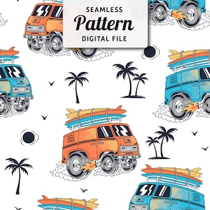 Op de afbeelding: Een naadloos patroon met kleurrijke busjes met surfplanken op het dak, die rijden op een witte achtergrond met palmbomen en wolken. De tekst "SEAMLESS PATTERN DIGITAL FILE" staat bovenaan de afbeelding.