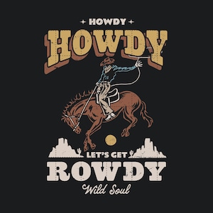 K&ouml;nnte beinhalten: Vintage-Style Grafikdesign mit einem Cowboy, der ein Pferd mit Lasso reitet. Der Text lautet "Howdy" und "Let's Get Rowdy Wild Soul".