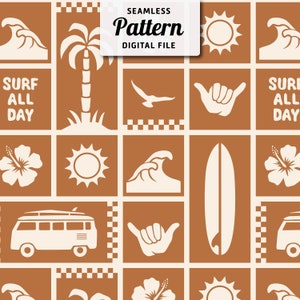 Puede incluir: Un patrón sin costuras que presenta una variedad de iconos con temática de verano y playa, incluyendo una tabla de surf, una palmera, olas, sol, flor de hibisco, una furgoneta y el texto "Surf All Day". Los iconos son blancos y están sobre un fondo marrón.
