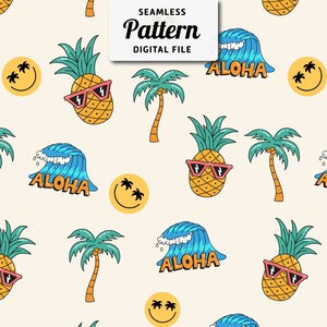 Op de afbeelding: Een naadloos patroon met verschillende zomerse elementen, waaronder ananas met zonnebrillen, palmbomen, golven met het woord "ALOHA" en smiley-gezichten met palmbomen. De achtergrond is lichtbeige.