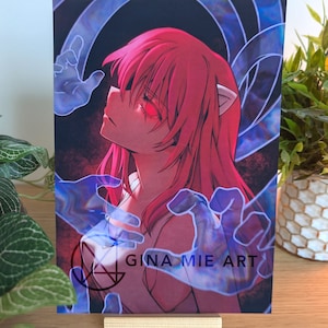 Può includere: Un'illustrazione digitale di un personaggio anime con i capelli rosa e gli occhi rossi. Il personaggio è circondato da mani blu traslucide. Il testo "GINA MIE ART" è visibile nell'angolo in basso a destra.