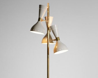 Lampada da terra Mid-Century in ottone in stile italiano con base e paralumi a forma di cono - MCM realizzata a mano da abili artigiani