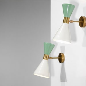 Italiaanse wandkandelaar, op Stilnovo geïnspireerde koperen kandelaar uit het midden van de eeuw, handgemaakte wandlamp, SCICCOSO