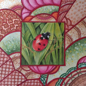 Acquerello coccinella, Dipinto originale in acquerello spirito boho, Illustrazione realistica di una coccinella in un ambiente patchwork colorato