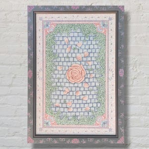 Cornice acquerello raffigurante una rosa e quadrifogli, Decorazione murale con petali di rosa, Illustrazione di una rosa su pavimentazione in pietra