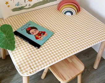 FLISAT-tafelhoes met honingkleurige gingham-ruit: stijlvolle speeltafelbeschermer