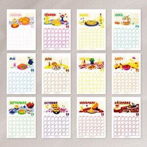 Op de afbeelding: Een set van twaalf ge&iuml;llustreerde maandkalenders. Elke kalender heeft een andere kleurrijke illustratie met de naam en het nummer van de maand. De illustraties tonen voedsel en objecten die bij elke maand horen.